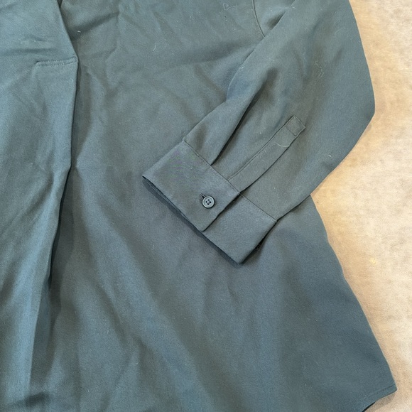 Uniqlo blouse. Collared blouse. 3/4 length sleeves. Color- dark green. Size- XS - Picture 4 of 5